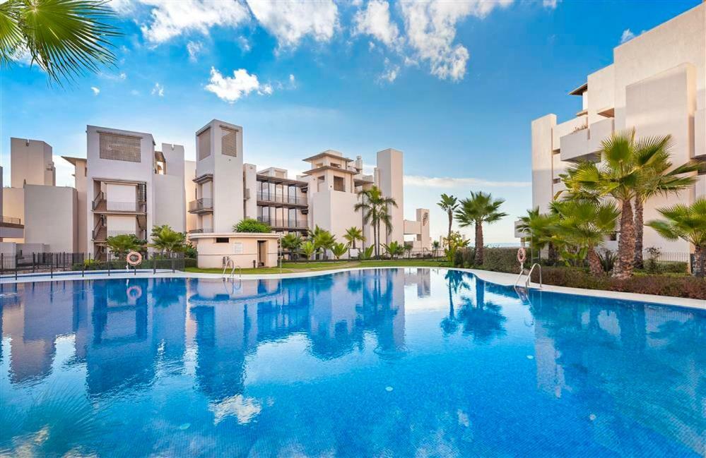 Bahia De La Plata Luxury Apartments Estepona Kültér fotó